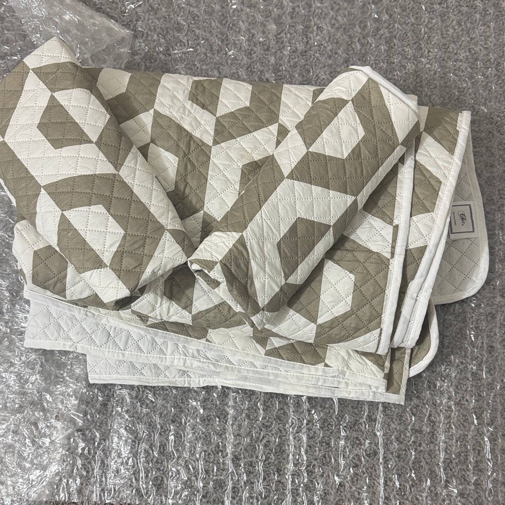 Chic Beige and White Geometric Quilt
